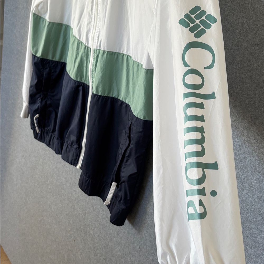 Columbia White, Green, and Navy Windbreaker 1X - Picture 4 of 8